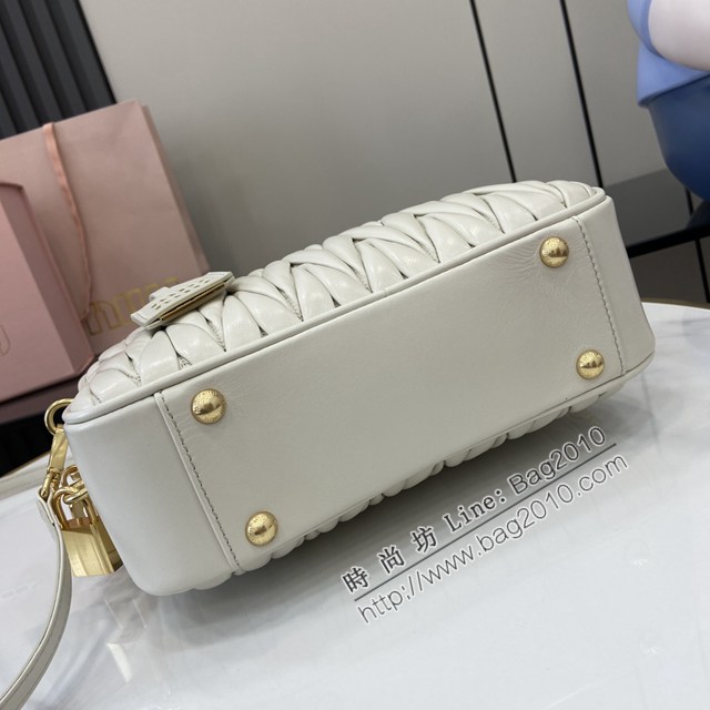 miumiu繆繆專櫃最新款Arcadie Matelasse羊皮革中號保齡球手提包斜挎包 jh2545型號：5BB124